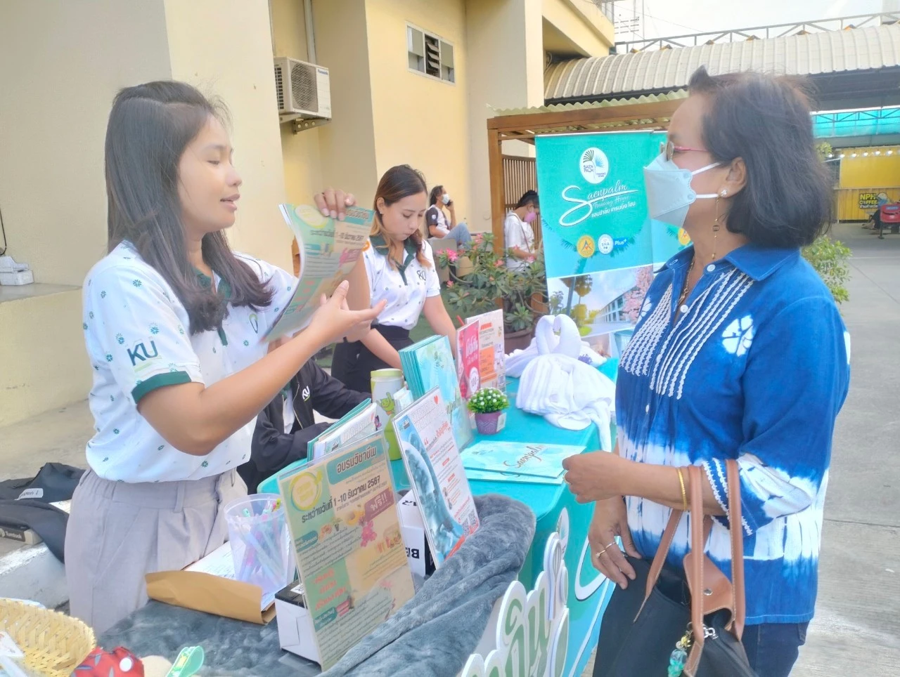 Read more about the article ภาพกิจกรรมออกบูธเผยแพร่การฝึกอบรมการออกกำลังกาย สำหรับผู้ป่วยโรคเบาหวาน ในงานวันเบาหวานโลกณ บริเวณลานคุณธรรม ด้านข้างตึกอุบัติเหตุ โรงพยาบาลนครปฐม